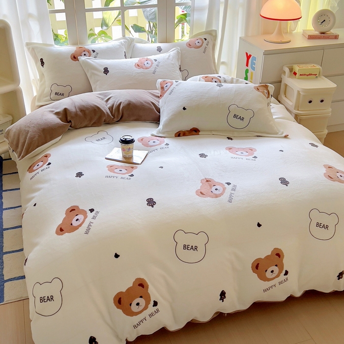 91家纺网 家纺一手货源 找家纺 丝羽坊 2024新款加厚小清新牛奶绒印花四件套单被套床笠四件套-场景二 呆萌熊