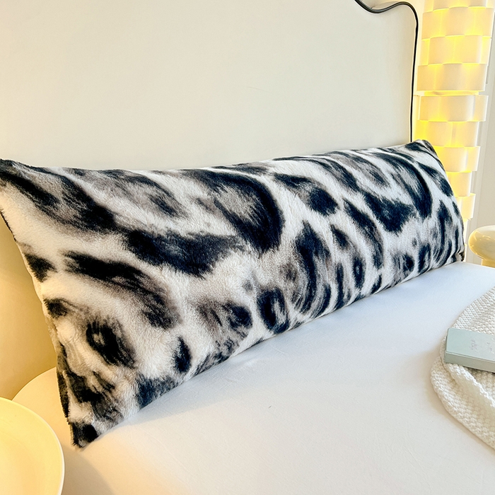 91家纺网 家纺一手货源 找家纺 梦舒羽 2025新款兔毛绒印花双人枕套牛奶绒加长枕芯套雪花绒枕头套黑白深渊