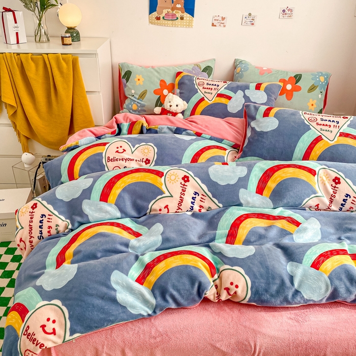 91家纺网 家纺一手货源 找家纺 西引力 2024新款加厚小清新牛奶绒四件套床单款床笠款单被套爆款 彩虹梦