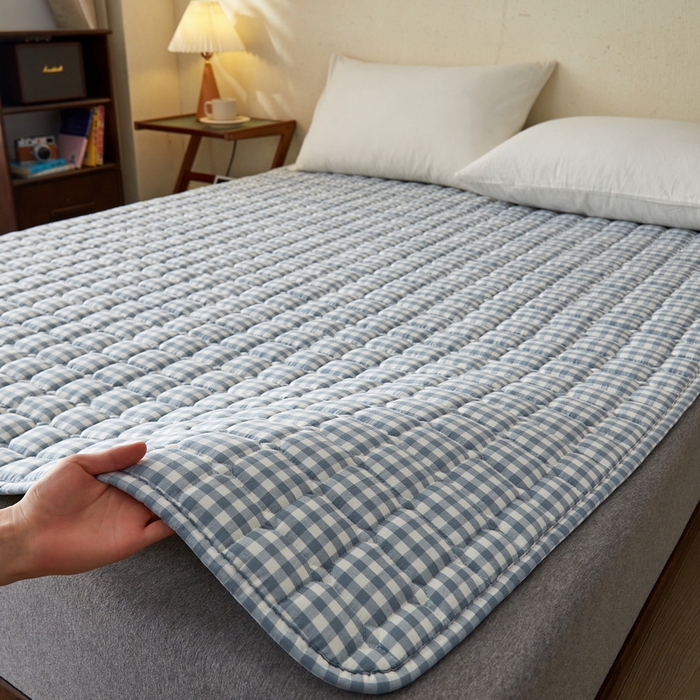 91家纺网 家纺一手货源 找家纺 祁恋婷 2024新款全棉水洗棉棉花床护垫 蓝小格