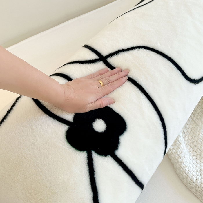 91家纺网 家纺一手货源 找家纺 梦舒羽 2025新款兔毛绒印花双人枕套牛奶绒加长枕芯套雪花绒枕头套绘梦花朵-黑