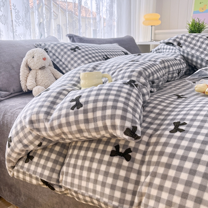 91家纺网 家纺一手货源 找家纺 青螺家纺 2024加厚高克重保暖爆款小清新牛奶绒印花双面绒单被套 蝴蝶结灰