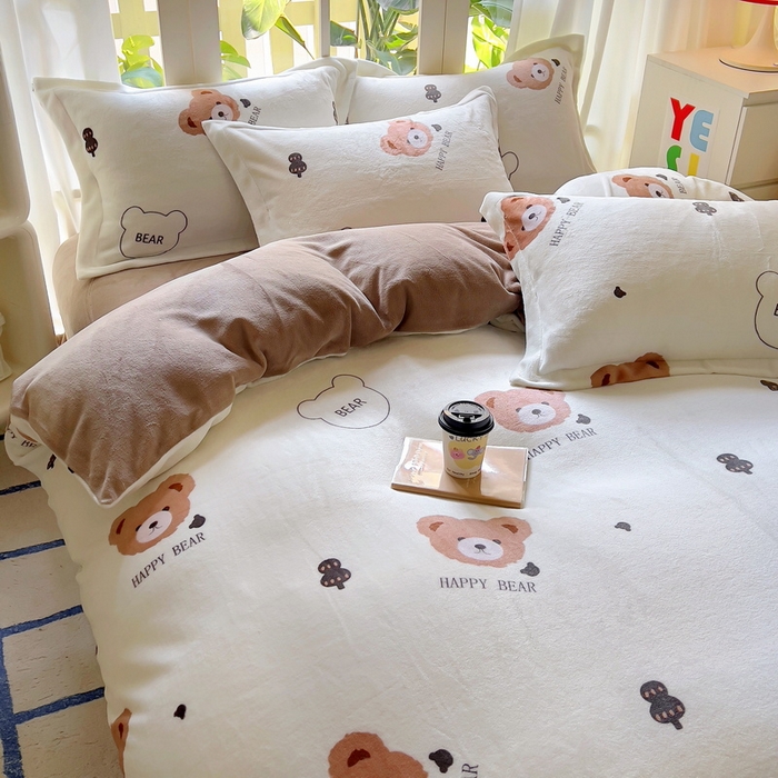 91家纺网 家纺一手货源 找家纺 丝羽坊 2024新款加厚小清新牛奶绒印花四件套单被套床笠四件套-场景二 呆萌熊