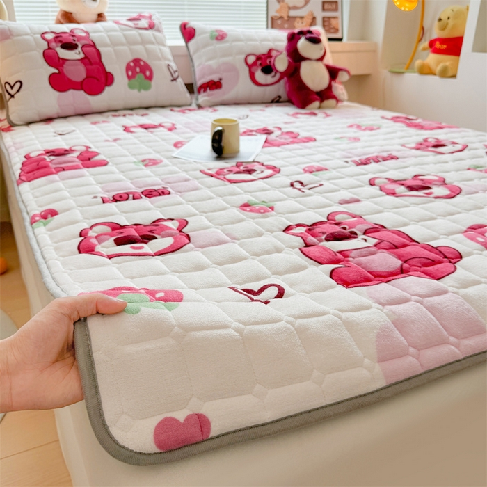 91家纺网 家纺一手货源 找家纺 迪梦思 2024新款正版授权卡通牛奶绒床垫床护垫 学生床垫床笠 抱抱草莓熊-床垫款