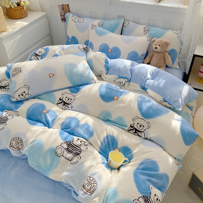 91家纺网 家纺一手货源 找家纺 枋梢家纺 2024新款加厚牛奶绒印花四件套 爱心蓝熊