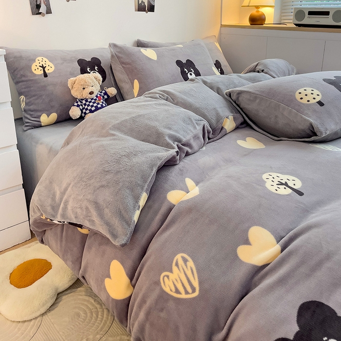 91家纺网 家纺一手货源 找家纺 西引力 2024新款加厚小清新牛奶绒四件套床单款床笠款单被套爆款 爱心熊