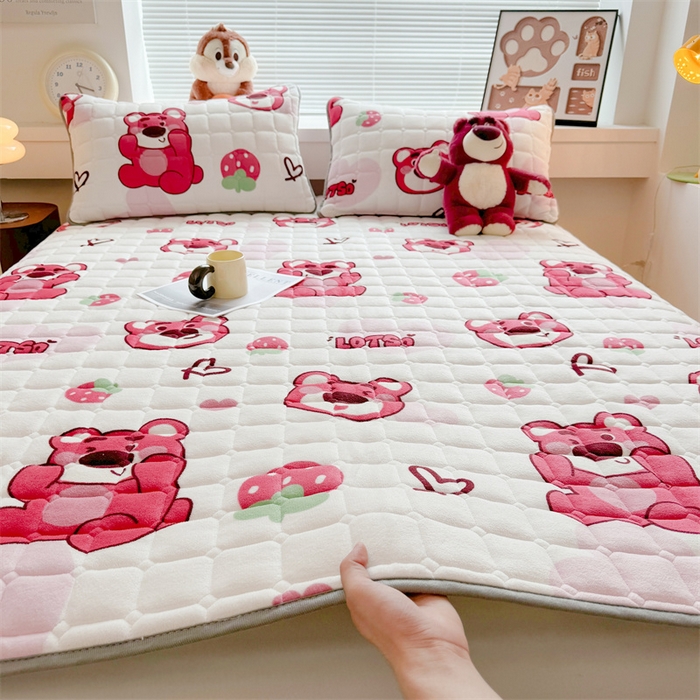 91家纺网 家纺一手货源 找家纺 迪梦思 2024新款正版授权卡通牛奶绒床垫床护垫 学生床垫床笠 抱抱草莓熊-床垫款