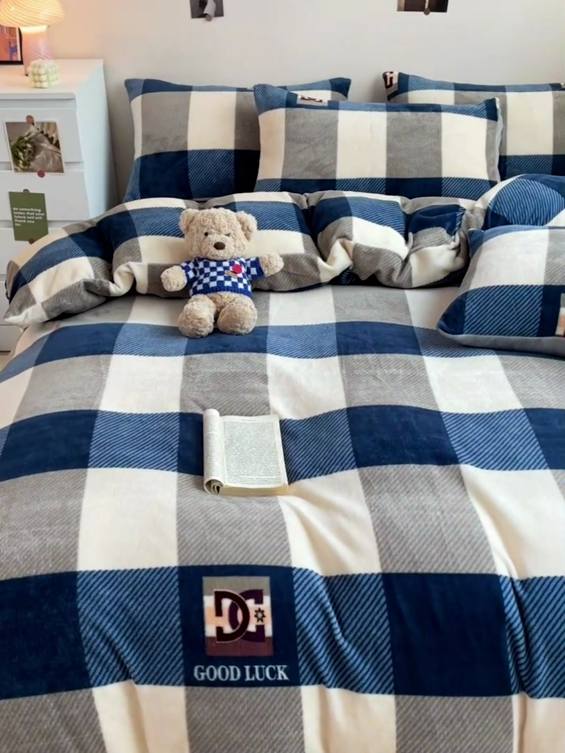 91家纺网 家纺一手货源 找家纺 西引力 2024新款加厚小清新牛奶绒四件套床单款床笠款单被套爆款 格调蓝