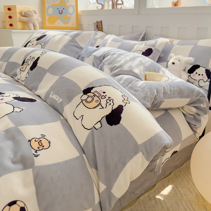 91家纺网 家纺一手货源 找家纺 枋梢家纺 2024新款加厚牛奶绒印花四件套 方块小狗