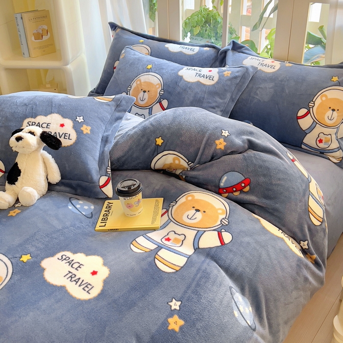 91家纺网 家纺一手货源 找家纺 丝羽坊 2024新款加厚小清新牛奶绒印花四件套单被套床笠四件套-场景二 漫游太空