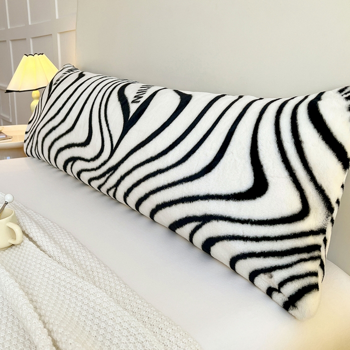 91家纺网 家纺一手货源 找家纺 梦舒羽 2025新款兔毛绒印花双人枕套牛奶绒加长枕芯套雪花绒枕头套艺术线条