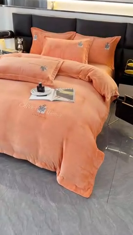 91家纺网 家纺一手货源 找家纺 橘姿家纺 2024新款高克重九斤牛奶绒绣花四件套 相伴-桔