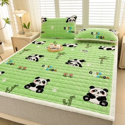 91家纺网 家纺一手货源 找家纺 牵依 2025新款牛奶绒印花床垫 字母熊猫-绿
