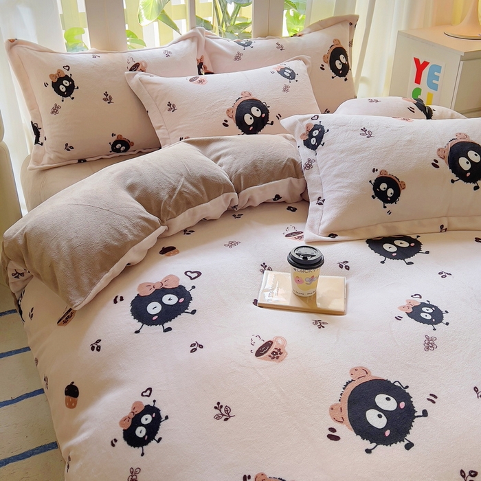 91家纺网 家纺一手货源 找家纺 丝羽坊 2024新款加厚小清新牛奶绒印花四件套单被套床笠四件套-场景二 开心煤球
