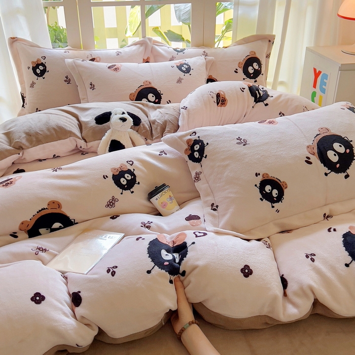 91家纺网 家纺一手货源 找家纺 丝羽坊 2024新款加厚小清新牛奶绒印花四件套单被套床笠四件套-场景二 开心煤球