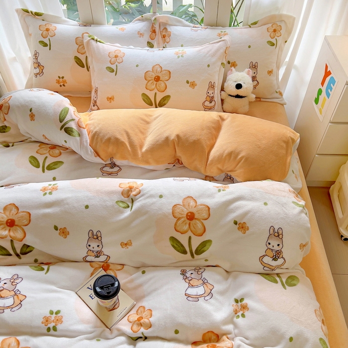 91家纺网 家纺一手货源 找家纺 丝羽坊 2024新款加厚小清新牛奶绒印花四件套单被套床笠四件套-场景二 花小兔