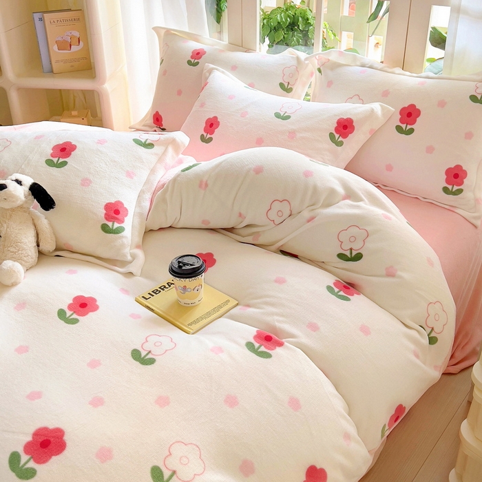 91家纺网 家纺一手货源 找家纺 丝羽坊 2024新款加厚小清新牛奶绒印花四件套单被套床笠四件套-场景二 粉色爱恋 