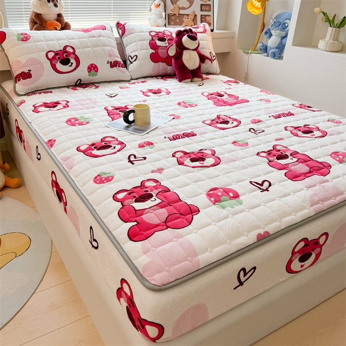 91家纺网 家纺一手货源 找家纺 迪梦思 2024新款正版授权卡通牛奶绒床垫床护垫 学生床垫床笠 抱抱草莓熊-床笠款