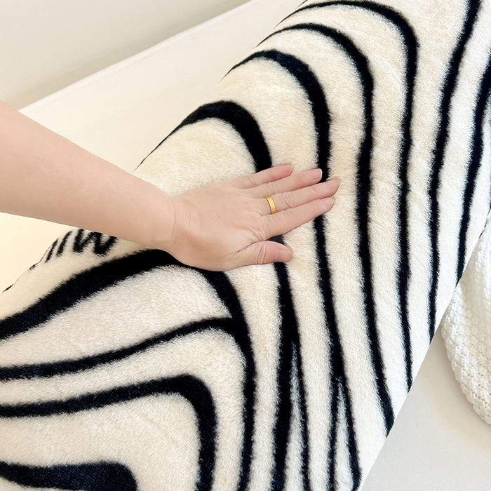 91家纺网 家纺一手货源 找家纺 梦舒羽 2025新款兔毛绒印花双人枕套牛奶绒加长枕芯套雪花绒枕头套艺术线条