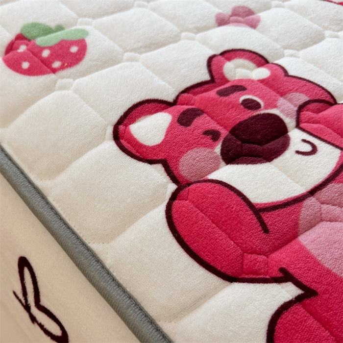91家纺网 家纺一手货源 找家纺 迪梦思 2024新款正版授权卡通牛奶绒床垫床护垫 学生床垫床笠 抱抱草莓熊-床笠款