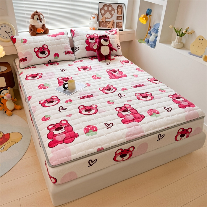 91家纺网 家纺一手货源 找家纺 迪梦思 2024新款正版授权卡通牛奶绒床垫床护垫 学生床垫床笠 抱抱草莓熊-床笠款