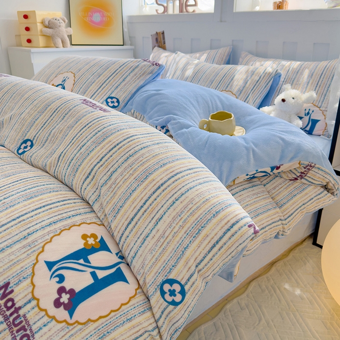 91家纺网 家纺一手货源 找家纺 枋梢家纺 2024新款加厚牛奶绒印花四件套 H蓝条纹