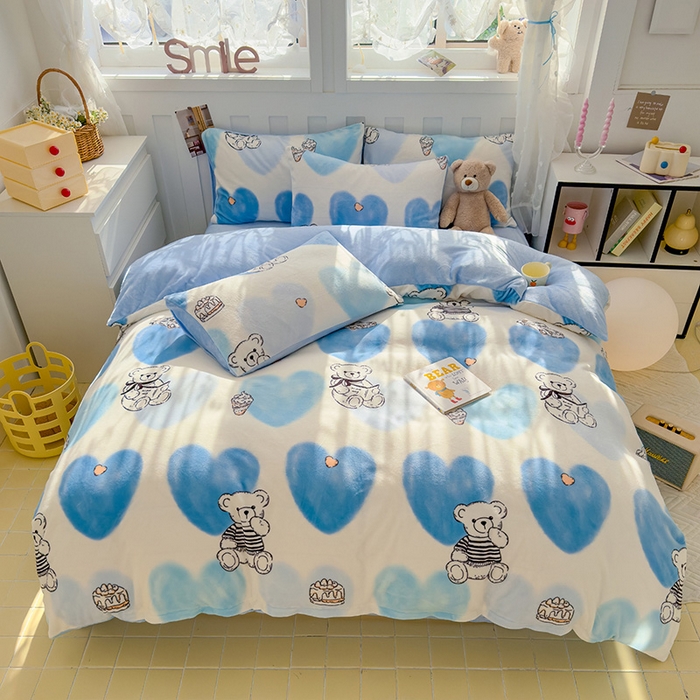 91家纺网 家纺一手货源 找家纺 枋梢家纺 2024新款加厚牛奶绒印花四件套 爱心蓝熊