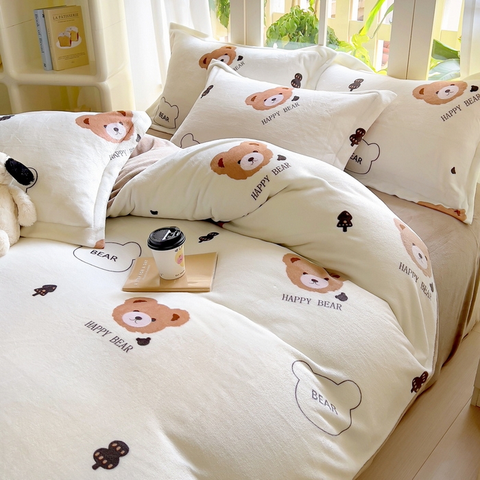 91家纺网 家纺一手货源 找家纺 丝羽坊 2024新款加厚小清新牛奶绒印花四件套单被套床笠四件套-场景二 呆萌熊