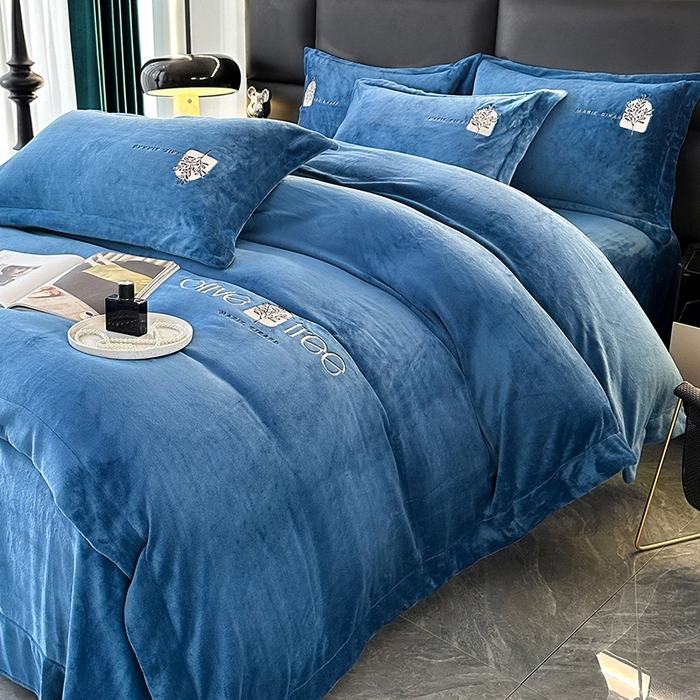 91家纺网 家纺一手货源 找家纺 橘姿家纺 2024新款高克重九斤牛奶绒绣花四件套 相伴-蓝