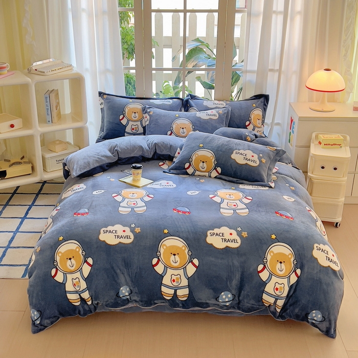 91家纺网 家纺一手货源 找家纺 丝羽坊 2024新款加厚小清新牛奶绒印花四件套单被套床笠四件套-场景二 漫游太空