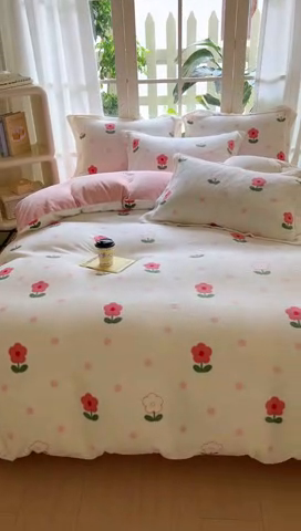 91家纺网 家纺一手货源 找家纺 丝羽坊 2024新款加厚小清新牛奶绒印花四件套单被套床笠四件套-场景二 粉色爱恋 