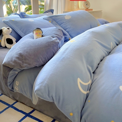 91家纺网 家纺一手货源 找家纺 （总）丝羽坊 2024新款加厚小清新牛奶绒印花四件套单被套床笠四件套-场景二