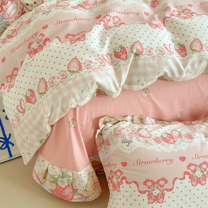 91家纺网 家纺一手货源 找家纺 绵庭家纺 2024新款全棉印花套件系列-洛丽塔 小熊草莓派