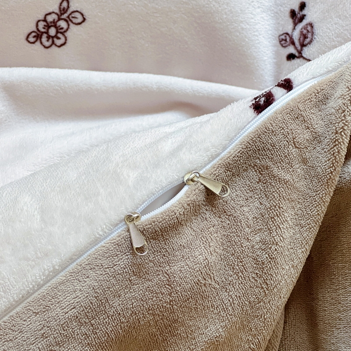 91家纺网 家纺一手货源 找家纺 丝羽坊 2024新款加厚小清新牛奶绒印花四件套单被套床笠四件套-场景二 开心煤球