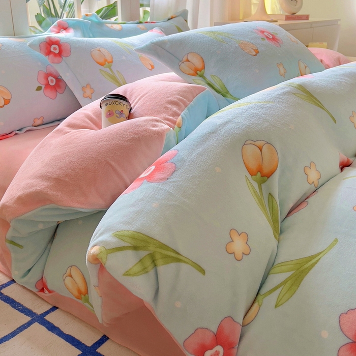 91家纺网 家纺一手货源 找家纺 丝羽坊 2024新款加厚小清新牛奶绒印花四件套单被套床笠四件套-场景二 花季