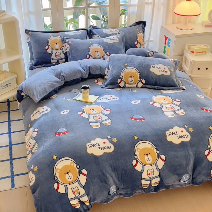 91家纺网 家纺一手货源 找家纺 丝羽坊 2024新款加厚小清新牛奶绒印花四件套单被套床笠四件套-场景二 漫游太空