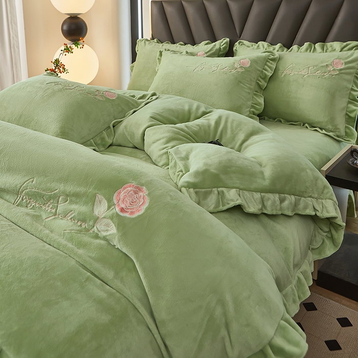 91家纺网 家纺一手货源 找家纺 绣女坊 2024新款韩版花边绣花牛奶绒四件套 草绿色