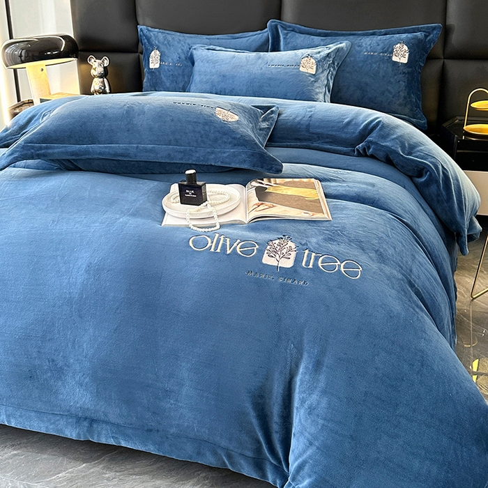 91家纺网 家纺一手货源 找家纺 橘姿家纺 2024新款高克重九斤牛奶绒绣花四件套 相伴-蓝