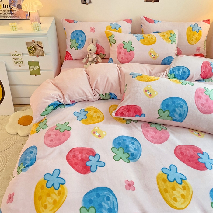 91家纺网 家纺一手货源 找家纺 西引力 2024新款加厚小清新牛奶绒四件套床单款床笠款单被套爆款 草莓乐园