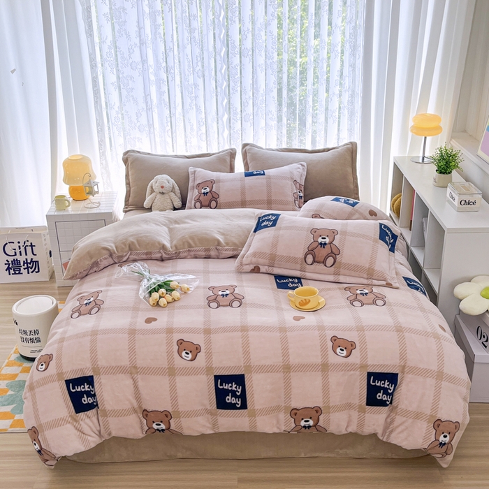 91家纺网 家纺一手货源 找家纺 青螺家纺 2024加厚高克重保暖爆款小清新牛奶绒印花双面绒单被套 格子小熊