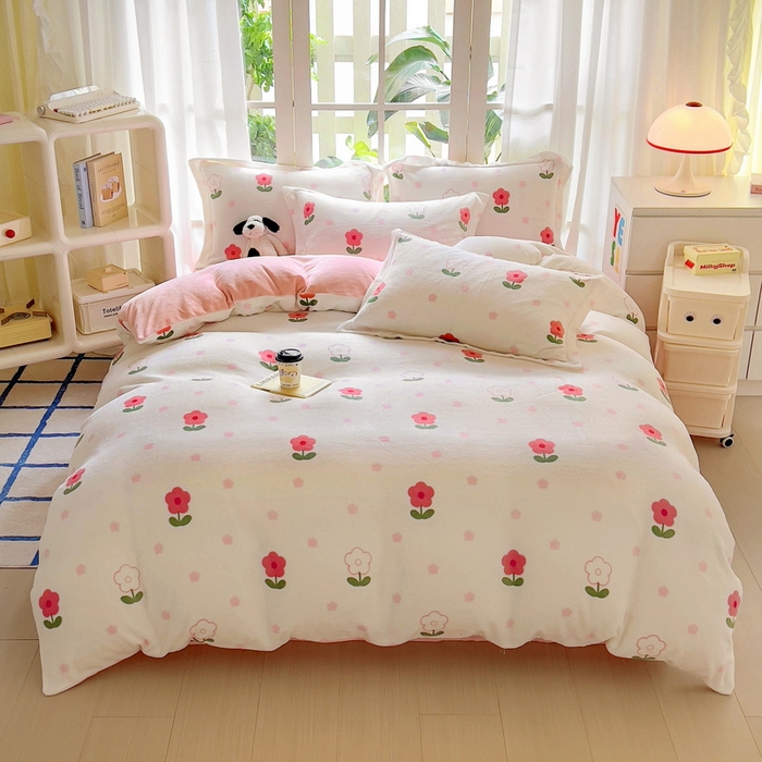 91家纺网 家纺一手货源 找家纺 丝羽坊 2024新款加厚小清新牛奶绒印花四件套单被套床笠四件套-场景二 粉色爱恋 