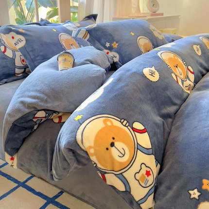 91家纺网 家纺一手货源 找家纺 （总）丝羽坊 2024新款加厚小清新牛奶绒印花四件套单被套床笠四件套-场景二