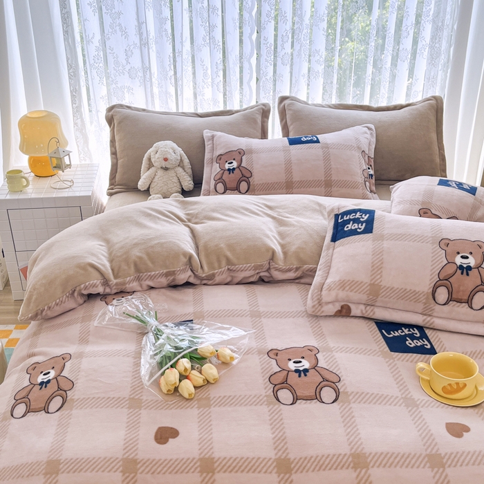 91家纺网 家纺一手货源 找家纺 青螺家纺 2024加厚高克重保暖爆款小清新牛奶绒印花双面绒单被套 格子小熊