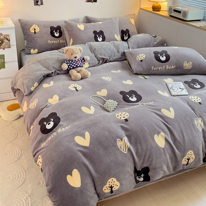 91家纺网 家纺一手货源 找家纺 西引力 2024新款加厚小清新牛奶绒四件套床单款床笠款单被套爆款 爱心熊