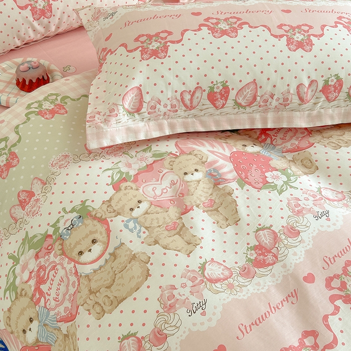 91家纺网 家纺一手货源 找家纺 绵庭家纺 2024新款全棉印花套件系列-洛丽塔 小熊草莓派