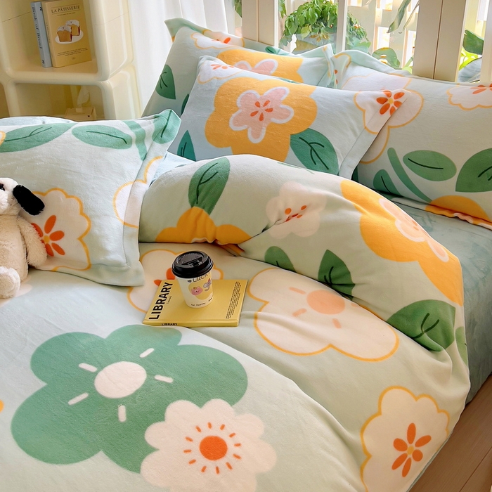 91家纺网 家纺一手货源 找家纺 丝羽坊 2024新款加厚小清新牛奶绒印花四件套单被套床笠四件套-场景二 花梦