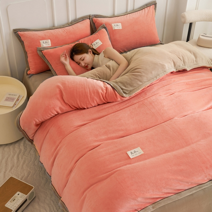 91家纺网 家纺一手货源 找家纺 贝诗梦 2025新款高克重纯色牛奶绒宽边工艺款四件套 双拼牛奶绒-浅棕橘十深驼