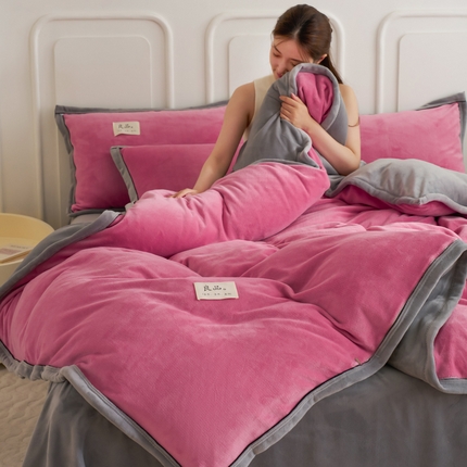 91家纺网 家纺一手货源 找家纺 （总）贝诗梦 2025新款高克重纯色牛奶绒宽边工艺款四件套