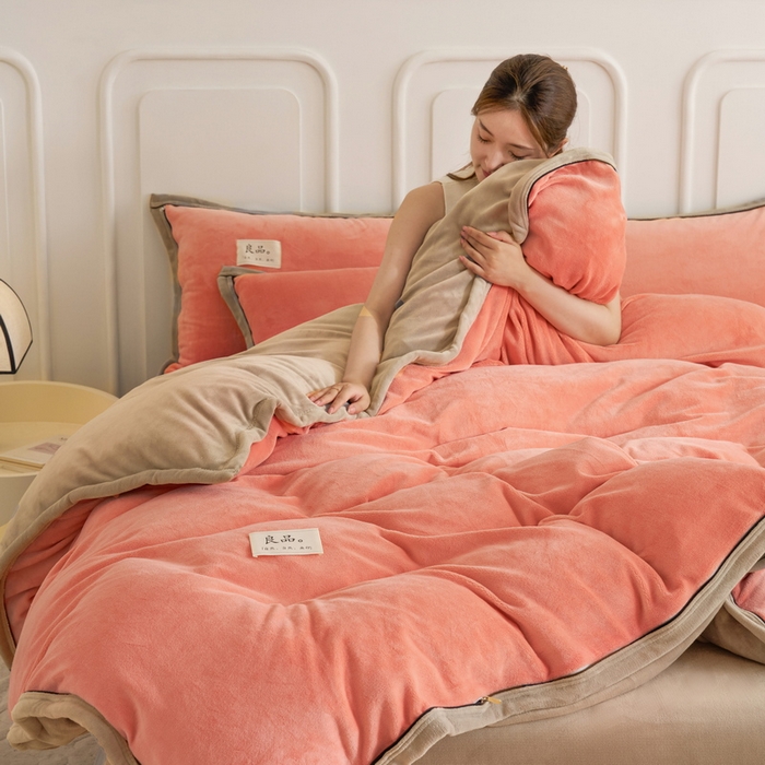 91家纺网 家纺一手货源 找家纺 贝诗梦 2025新款高克重纯色牛奶绒宽边工艺款四件套 双拼牛奶绒-浅棕橘十深驼