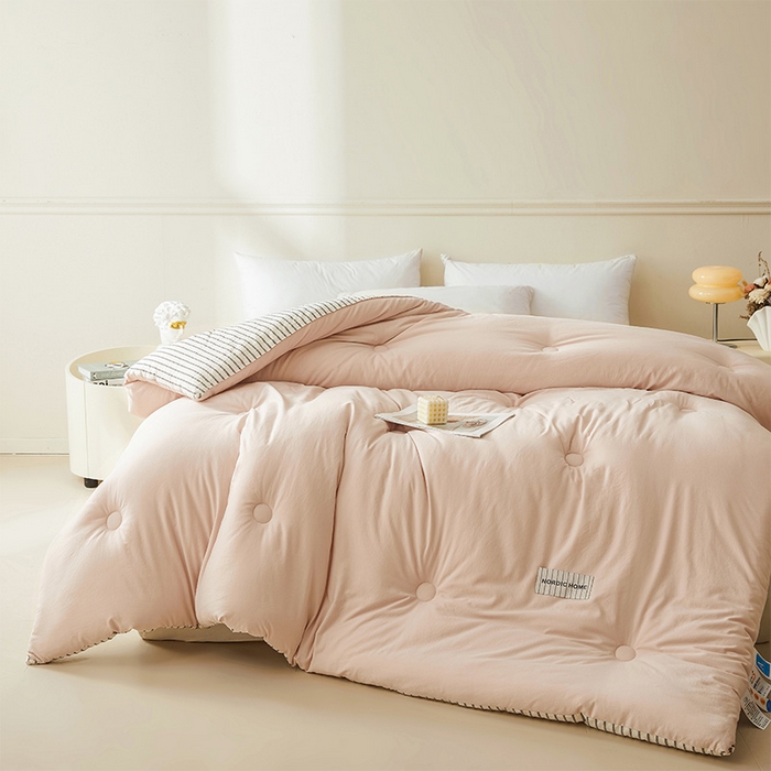 91家纺网 家纺一手货源 找家纺 荔禾家居 2024新款A类素色条纹双拼大豆被子被芯 条纹-盈盈粉